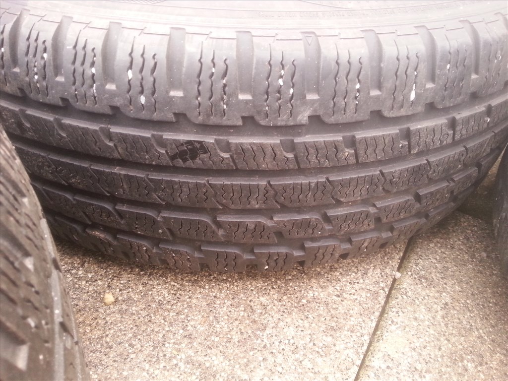  5x114.3 lyukosztású gyári Chrysler lemezfelni, rajta 215/65R15 használt Kumho téli gumi 3. kép