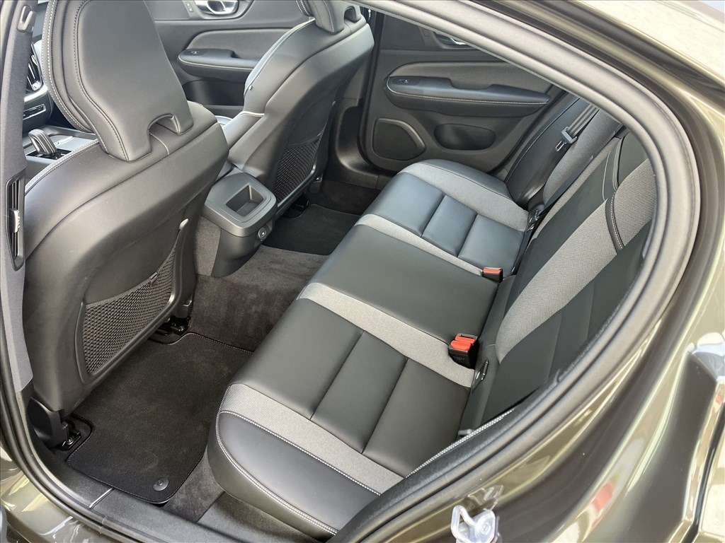 Eladó Volvo S60 B4 MHEV Plusz Dark R-Design Mild-Hyibrid!  5. kép