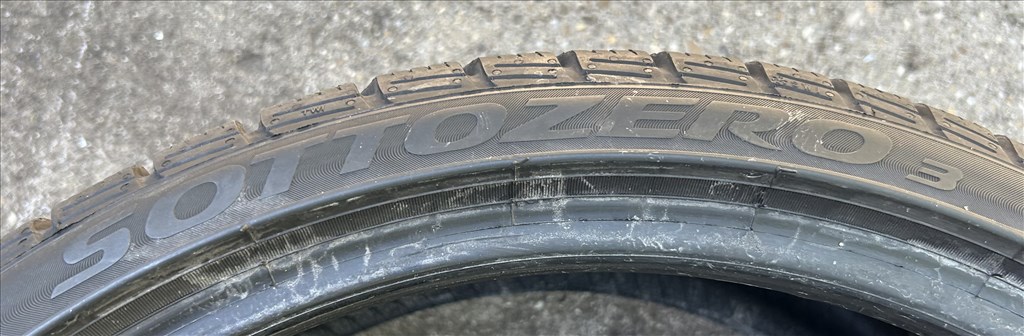  285/3020" használt Pirelli téli gumi gumi 4. kép