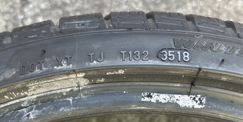  285/3020" használt Pirelli téli gumi gumi 5. kép
