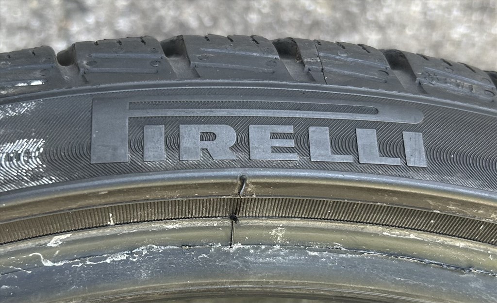  285/3020" használt Pirelli téli gumi gumi 1. kép