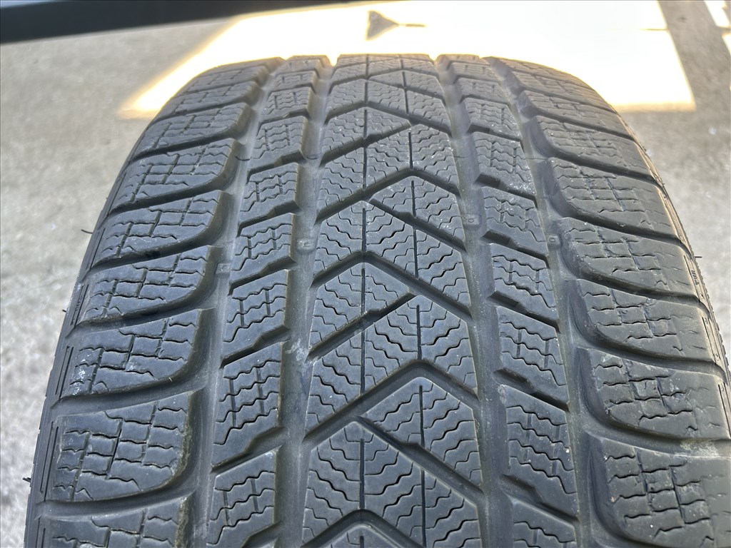  285/3020" használt Pirelli téli gumi gumi 2. kép