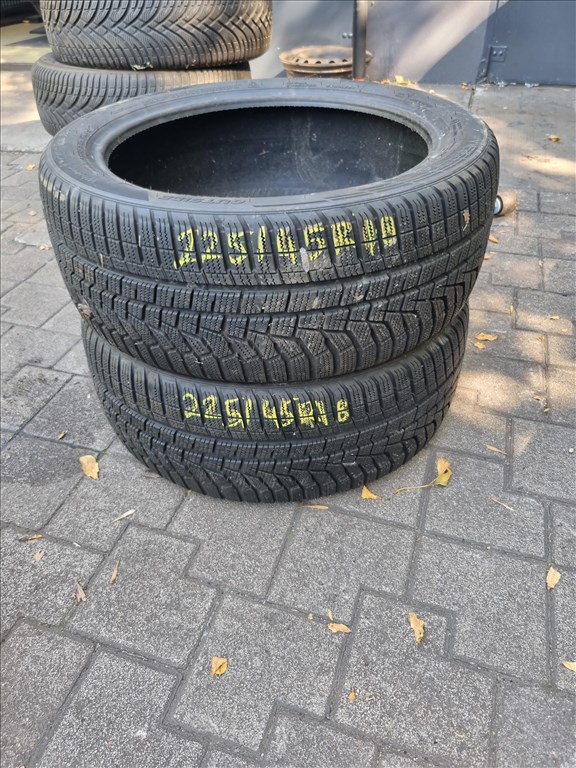  225/4518" újszerű Hankook w320 téli gumi 2db  1. kép