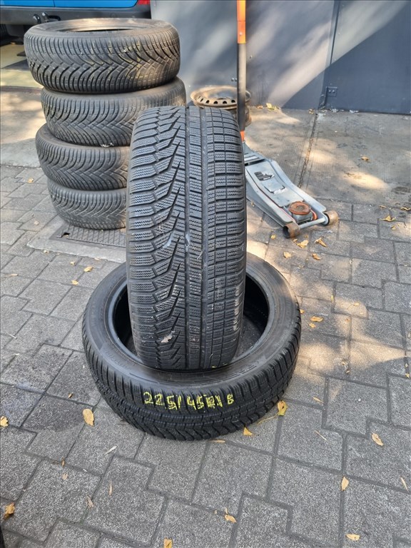  225/4518" újszerű Hankook w320 téli gumi 2db  3. kép