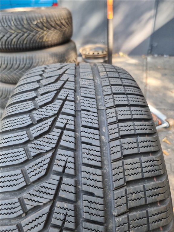  225/4518" újszerű Hankook w320 téli gumi 2db  4. kép