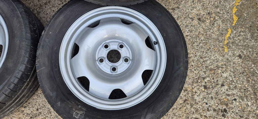  5x120 lyukosztású 17" újszerű lemezfelni, rajta 235/55 használt Nokian nyári gumi  2. kép