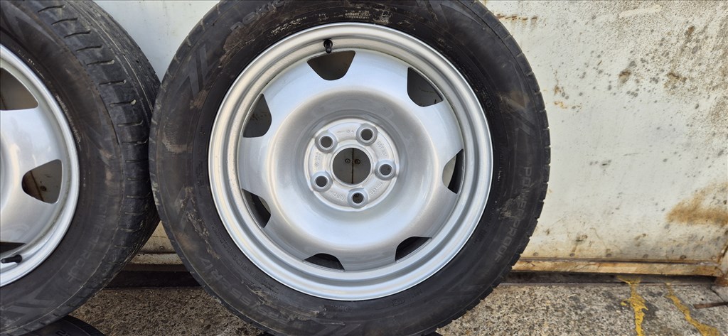  5x120 lyukosztású 17" újszerű lemezfelni, rajta 235/55 használt Nokian nyári gumi  4. kép