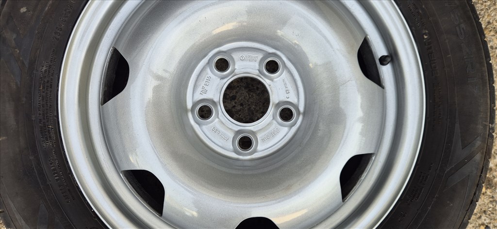 5x120 lyukosztású 17" újszerű lemezfelni, rajta 235/55 használt Nokian nyári gumi  9. kép