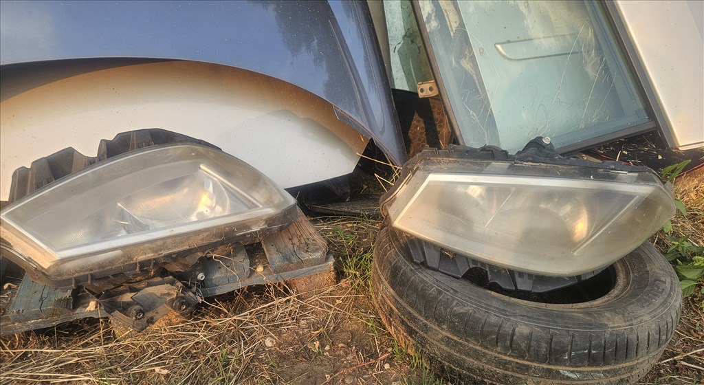 Renault Mégane II Első fényszóró fültörött  1. kép