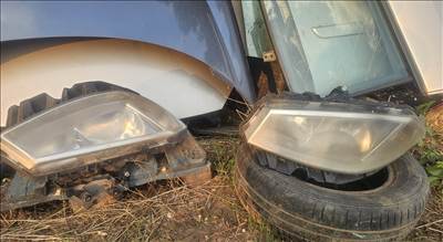 Renault Mégane II Első fényszóró fültörött 