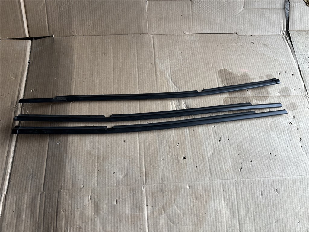 Toyota Yaris Cross (XP210) Bal hátsó ajtó vízlehúzó díszléc  1. kép