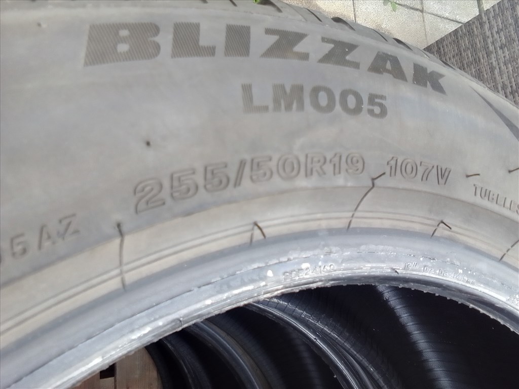  255/50R19 Bridgestone Blizzak LM005 téli gumi garnitúra  7. kép