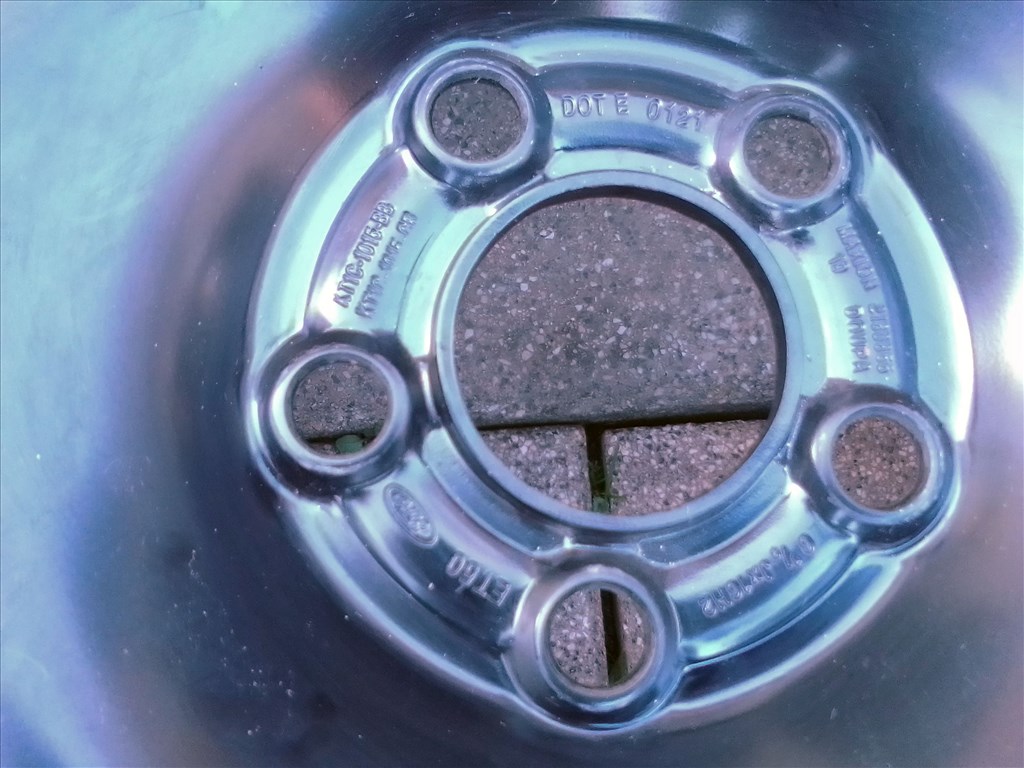  5x108 lyukosztású gyári Ford újszerű lemezfelni, rajta 205/60R16 Firestone téli gumi  2. kép