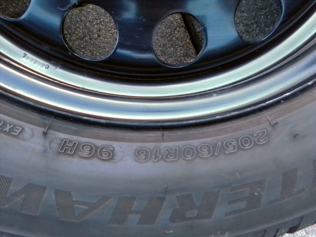  5x108 lyukosztású gyári Ford újszerű lemezfelni, rajta 205/60R16 Firestone téli gumi  7. kép