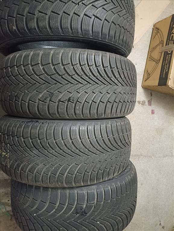  235/4517" újszerű Maxxis téli gumi gumi 1. kép