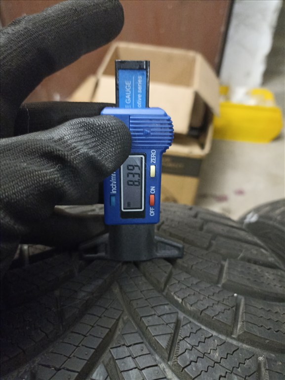  235/4517" újszerű Maxxis téli gumi gumi 2. kép