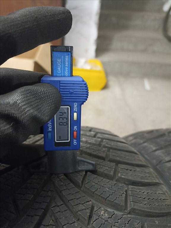  235/4517" újszerű Maxxis téli gumi gumi 3. kép