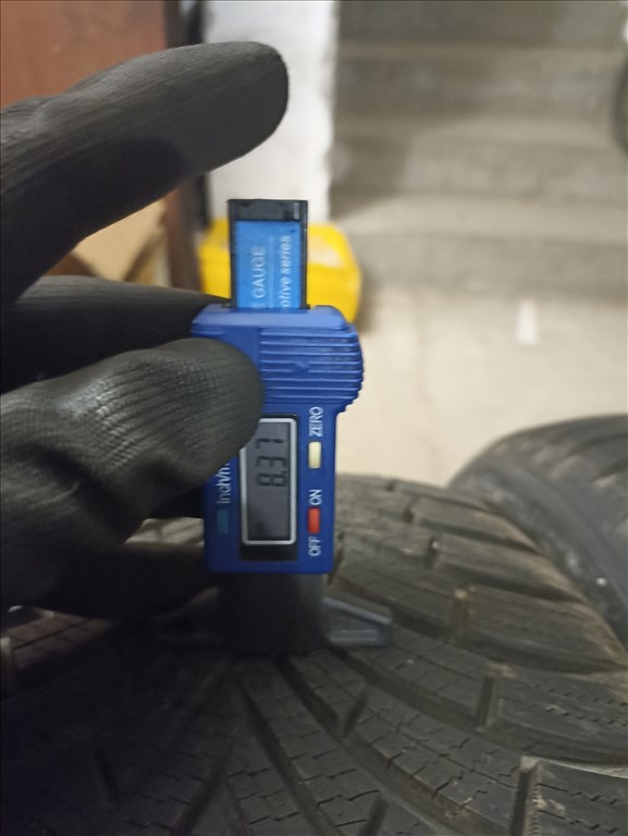  235/4517" újszerű Maxxis téli gumi gumi 4. kép