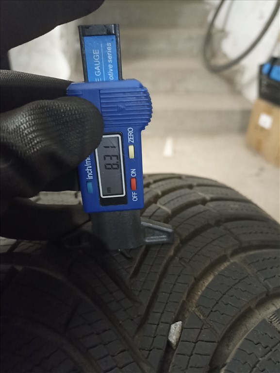  235/4517" újszerű Maxxis téli gumi gumi 5. kép