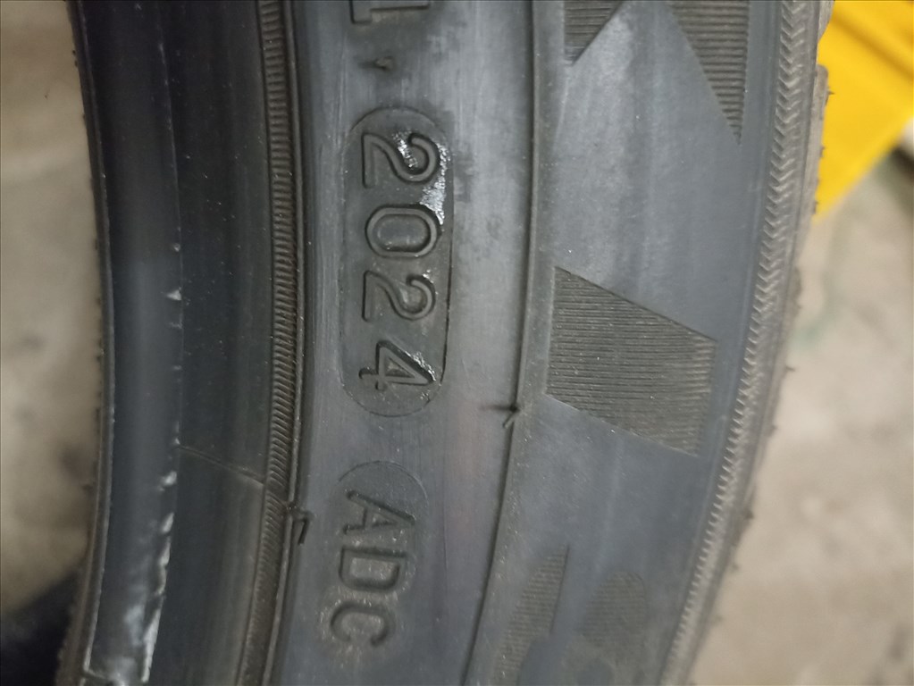  235/4517" újszerű Maxxis téli gumi gumi 6. kép