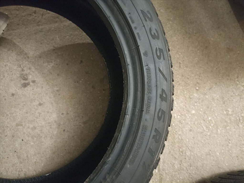  235/4517" újszerű Maxxis téli gumi gumi 7. kép