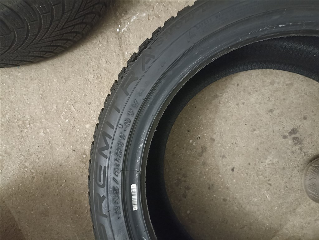  235/4517" újszerű Maxxis téli gumi gumi 8. kép