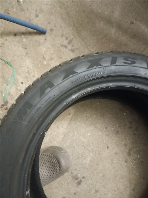  235/4517" újszerű Maxxis téli gumi gumi 10. kép
