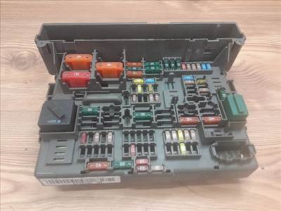 BMW 3 (E90) - Utastér biztosítéktábla 