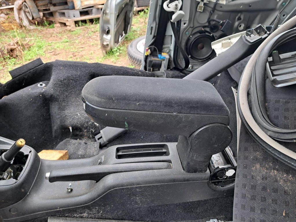 Volkswagen Golf IV könyöklő  1. kép