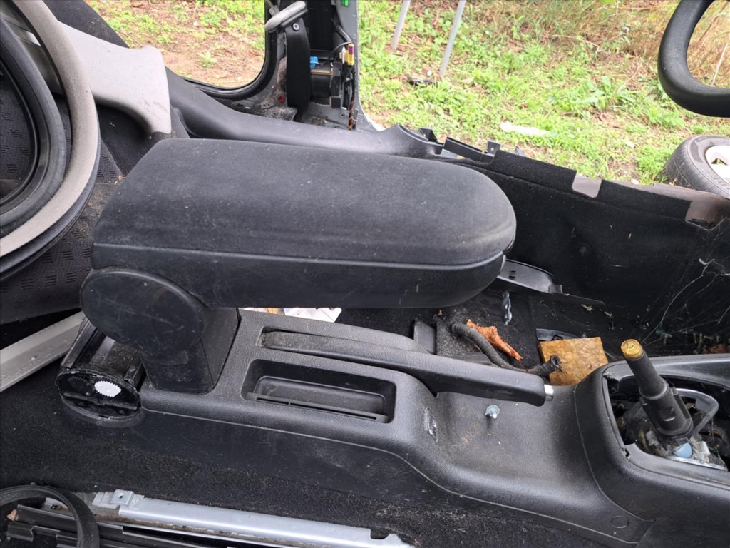 Volkswagen Golf IV könyöklő  2. kép