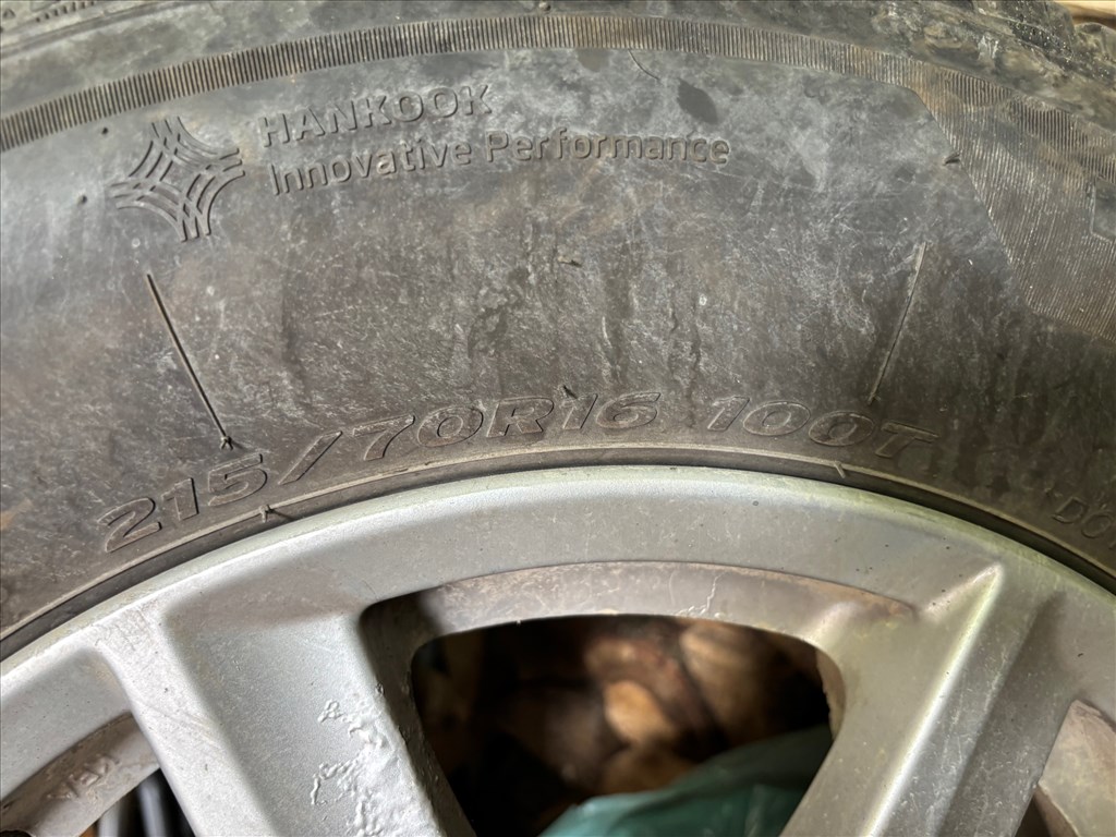  16" használt alufelni, rajta 215/70 újszerű Hankook téli gumi gumi  2. kép