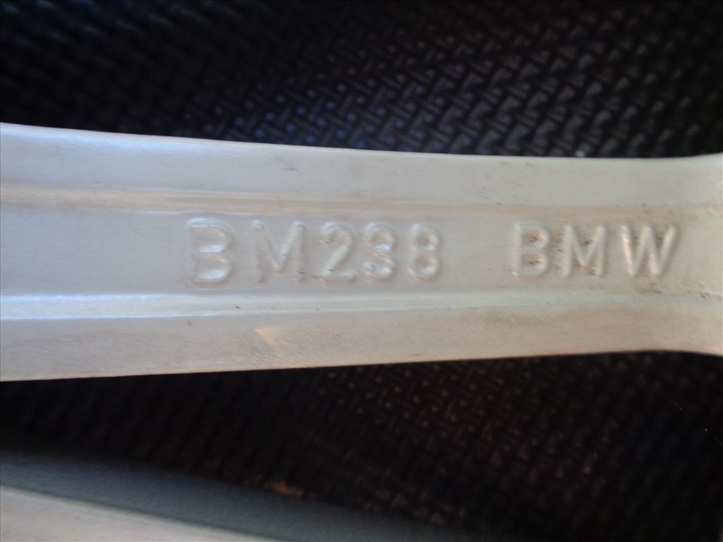 BMW gyári alufelni 17-es, 5×120-as osztó szenzorral szép állapotban eladó.  7. kép