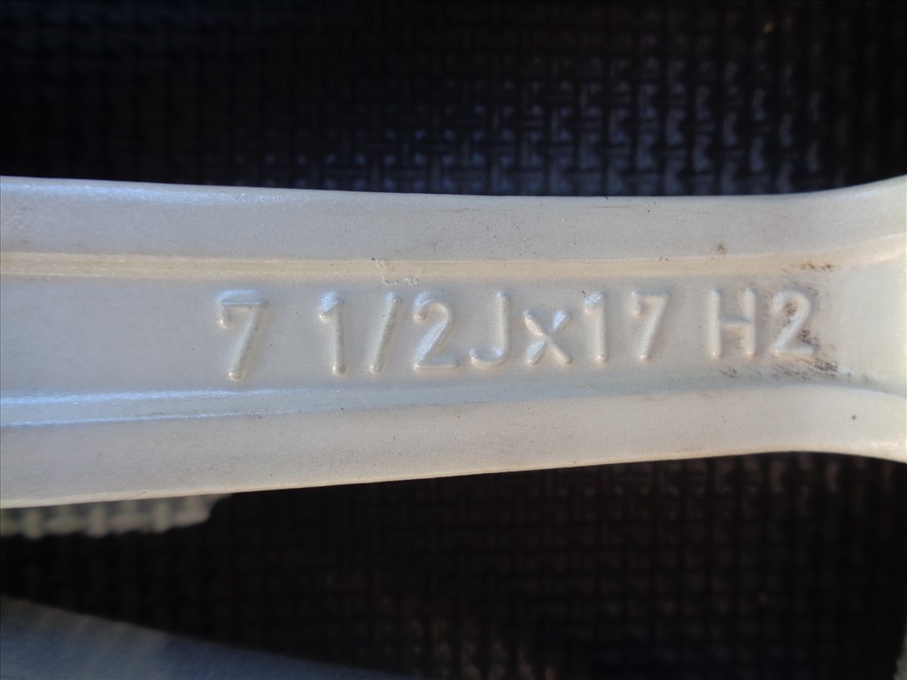 BMW gyári alufelni 17-es, 5×120-as osztó szenzorral szép állapotban eladó.  9. kép