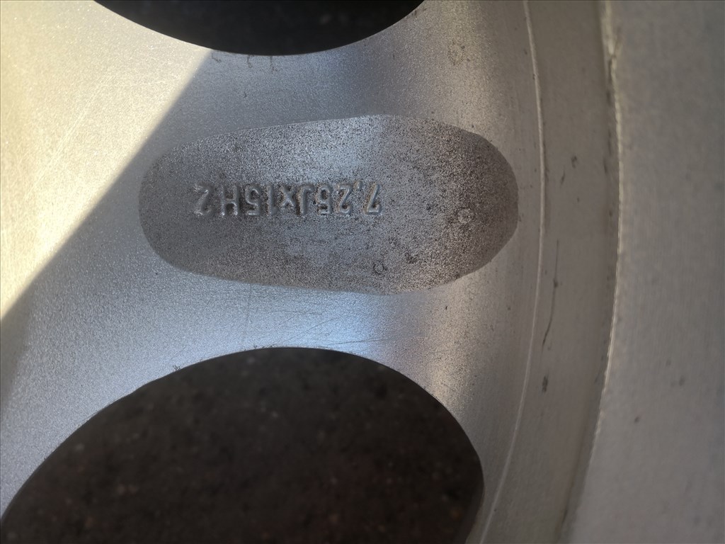 15-ös Dezent alukerék 4x114.3-as lyukosztású 7. kép