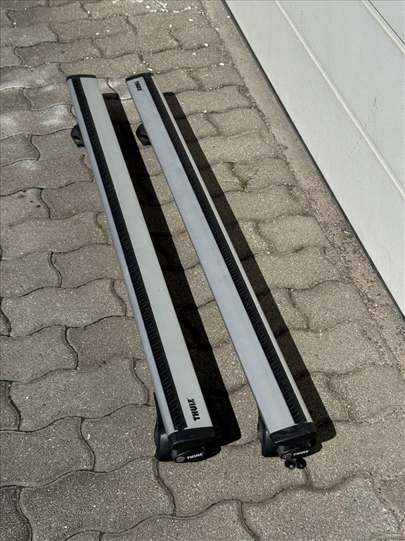 Thule Wingbar tetőcsomagtartó nyitott tetőkorlátos típusokhoz .  1. kép