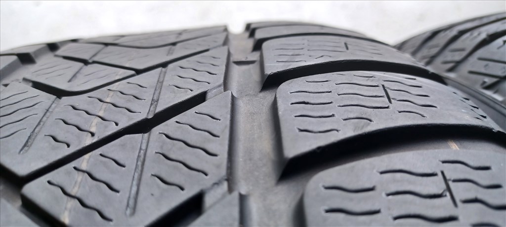  Pirelli Sottozero3 RSC MOE 245/45 R18 téli gumik 4db 8. kép