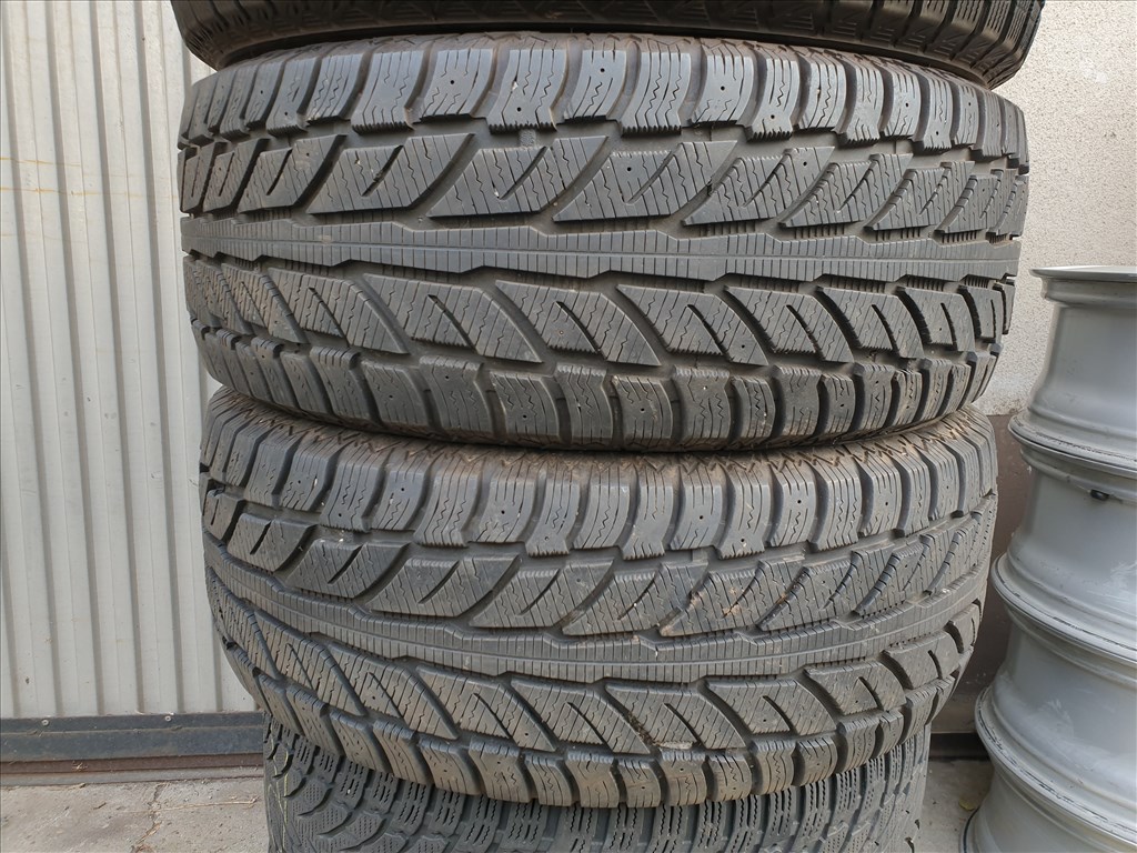  265/60 18 Cooper-Weather Master WSC 1. kép