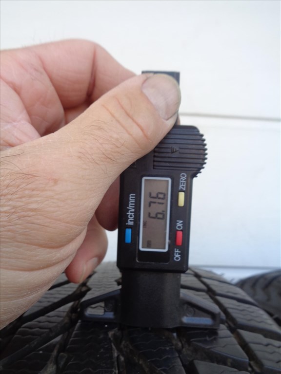 Michelin 215/70R6  téli gumi garnitúra jó állapotban eladó.  4. kép