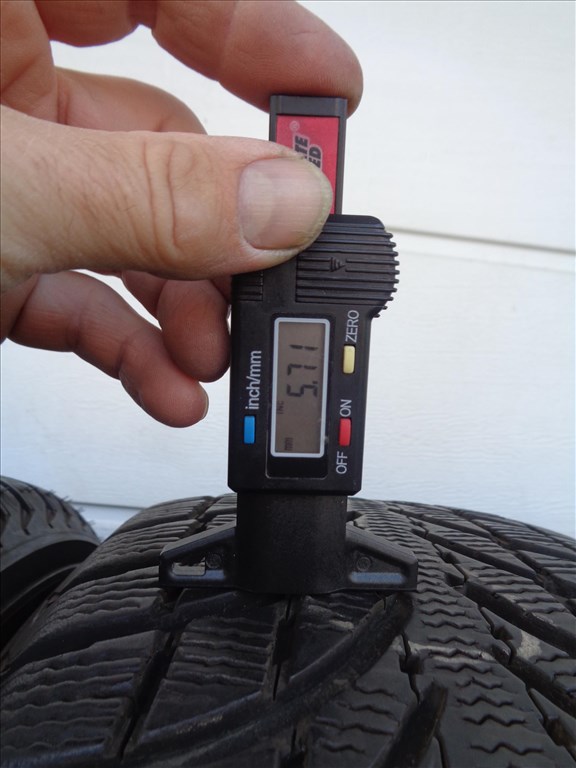 Michelin 215/70R6  téli gumi garnitúra jó állapotban eladó.  5. kép