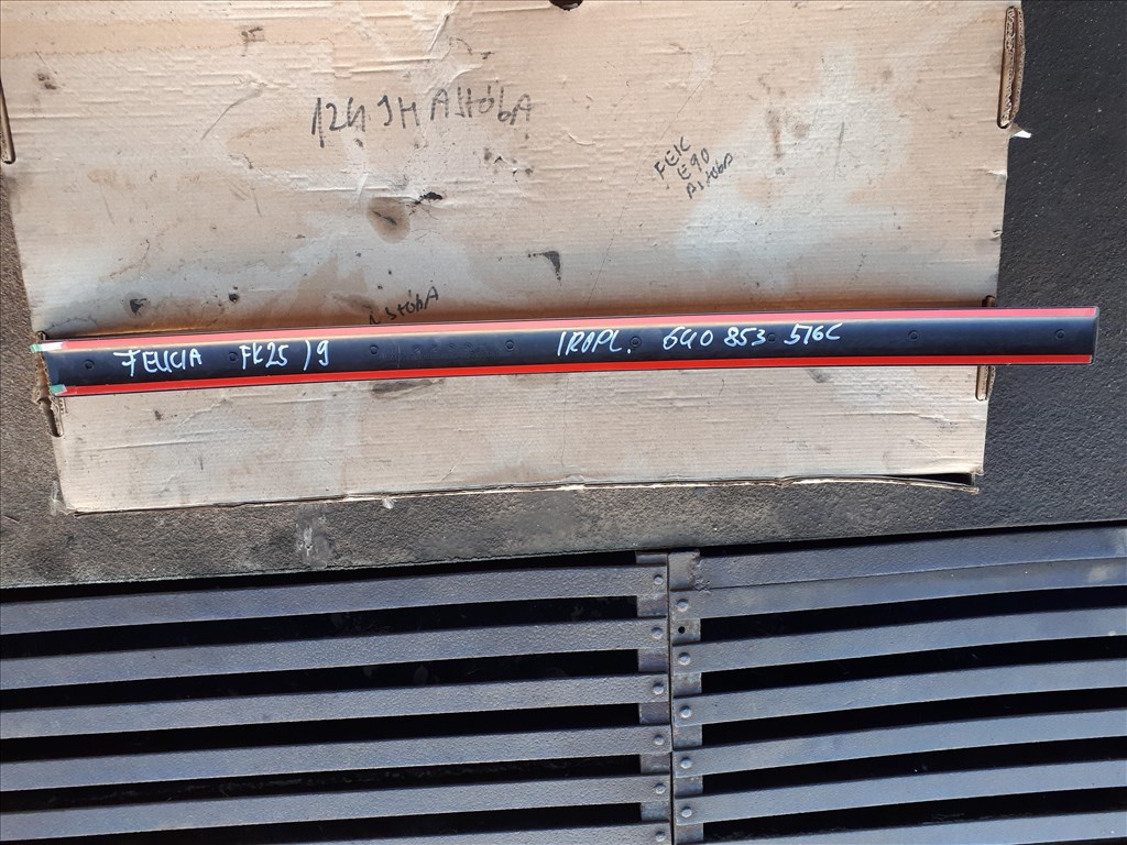 Skoda Felicia, Volkswagen Caddy II Jobb első ajtódíszléc 6U0 853 516 C 6u0853516c 6. kép