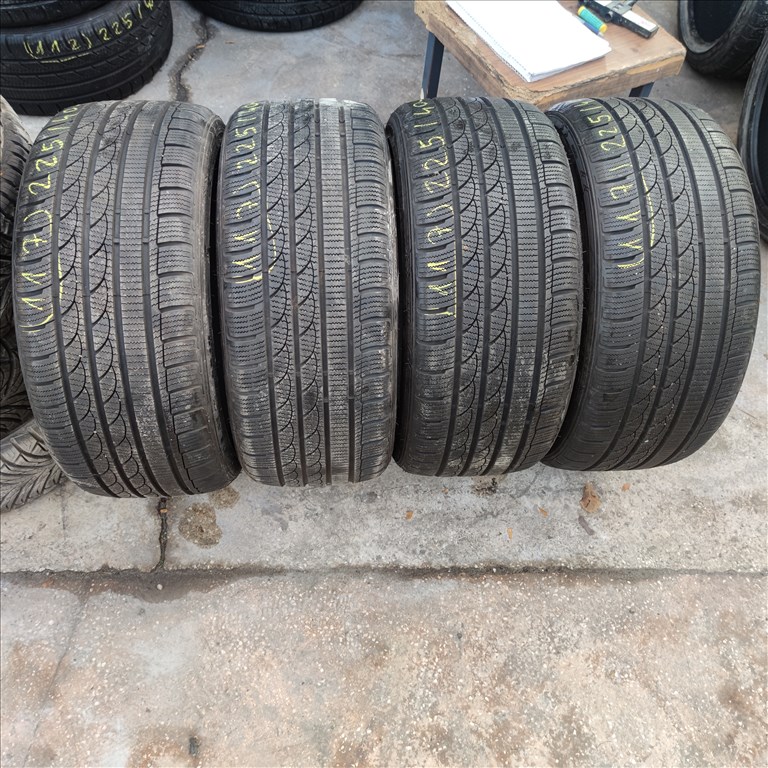 225/40 R18 Tracmax téli gumi 88000ft a 4db/117/ 5. kép