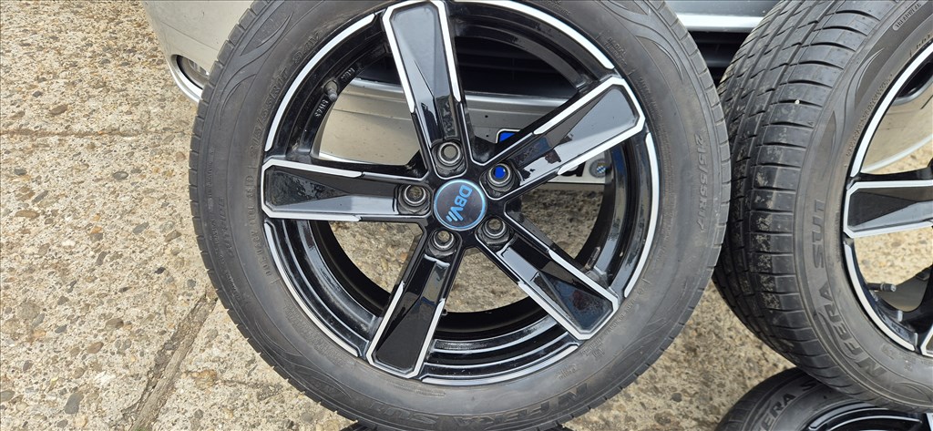  5x114.3 lyukosztású 17" újszerű alufelni, rajta 215/55 használt Nexen nyári gumi gumi  4. kép