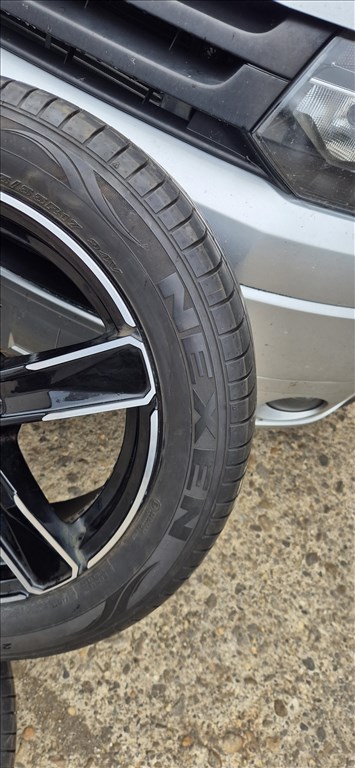  5x114.3 lyukosztású 17" újszerű alufelni, rajta 215/55 használt Nexen nyári gumi gumi  7. kép