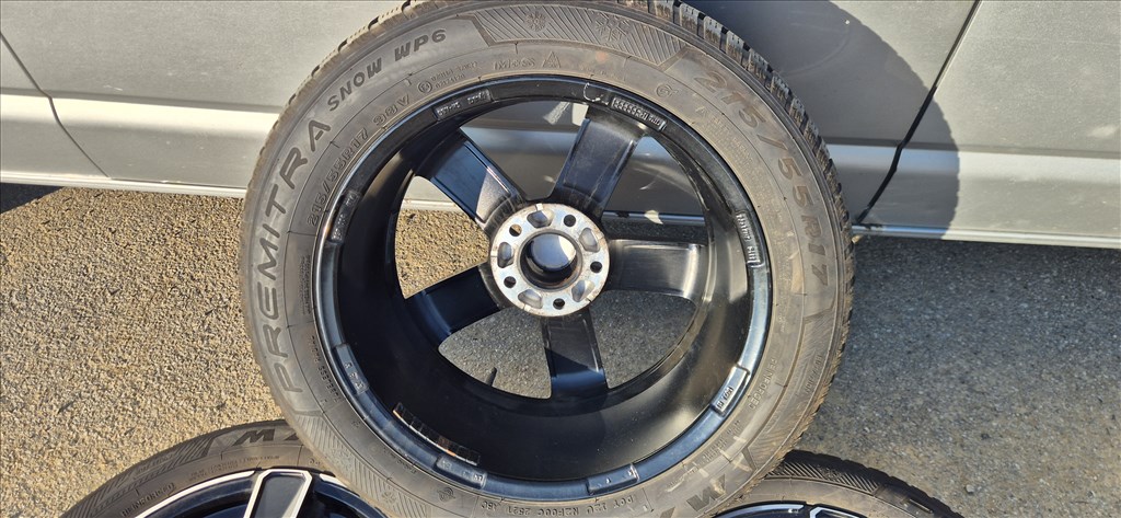  5x114.3 lyukosztású 17" újszerű alufelni, rajta 215/55 használt Nexen nyári gumi gumi  9. kép