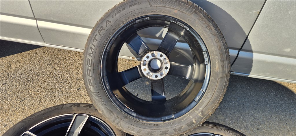  5x114.3 lyukosztású 17" újszerű alufelni, rajta 215/55 használt Nexen nyári gumi gumi  10. kép