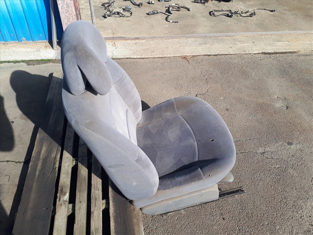 Renault Clio II 5 ajtós jobb első légzsákos ülés  3. kép