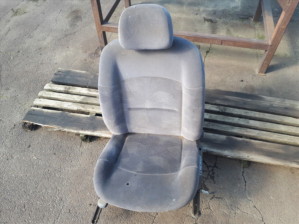 Renault Clio II 5 ajtós jobb első légzsákos ülés  1. kép
