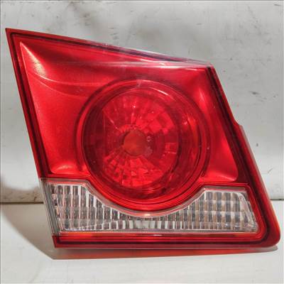 206544 Chevrolet Cruze szedán 2008-2012 bal hátsó belső lámpa, a képen látható sérüléssel