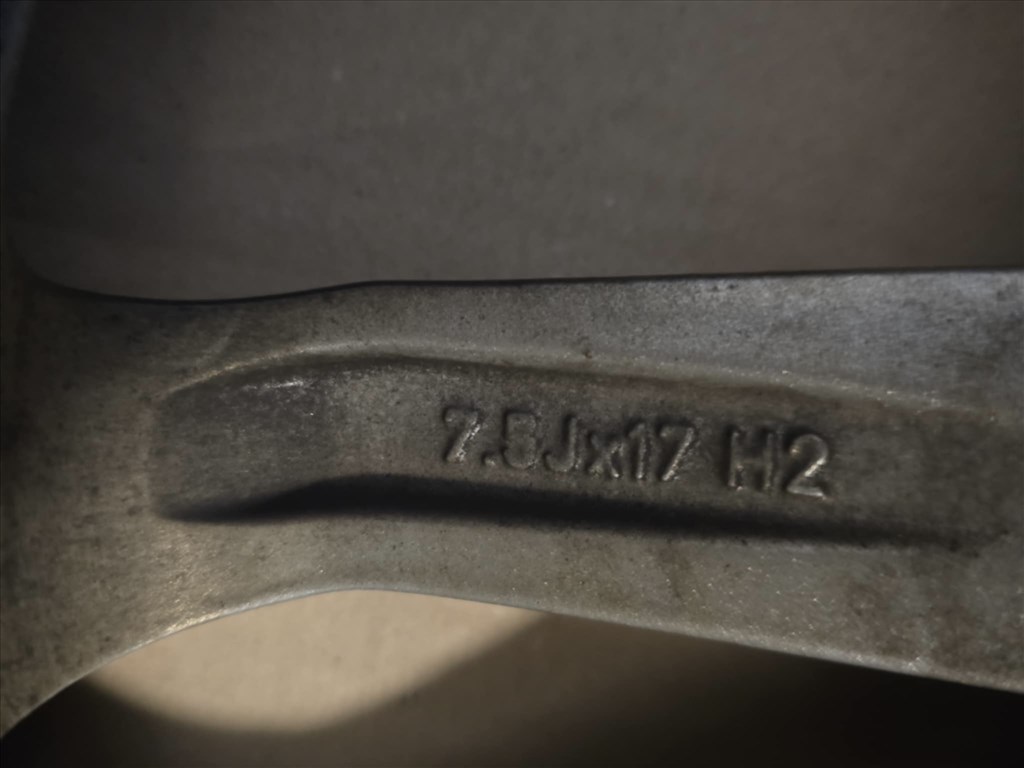  5x112 lyukosztású 7,5JJ 17" újszerű Alutec alufelni 4. kép