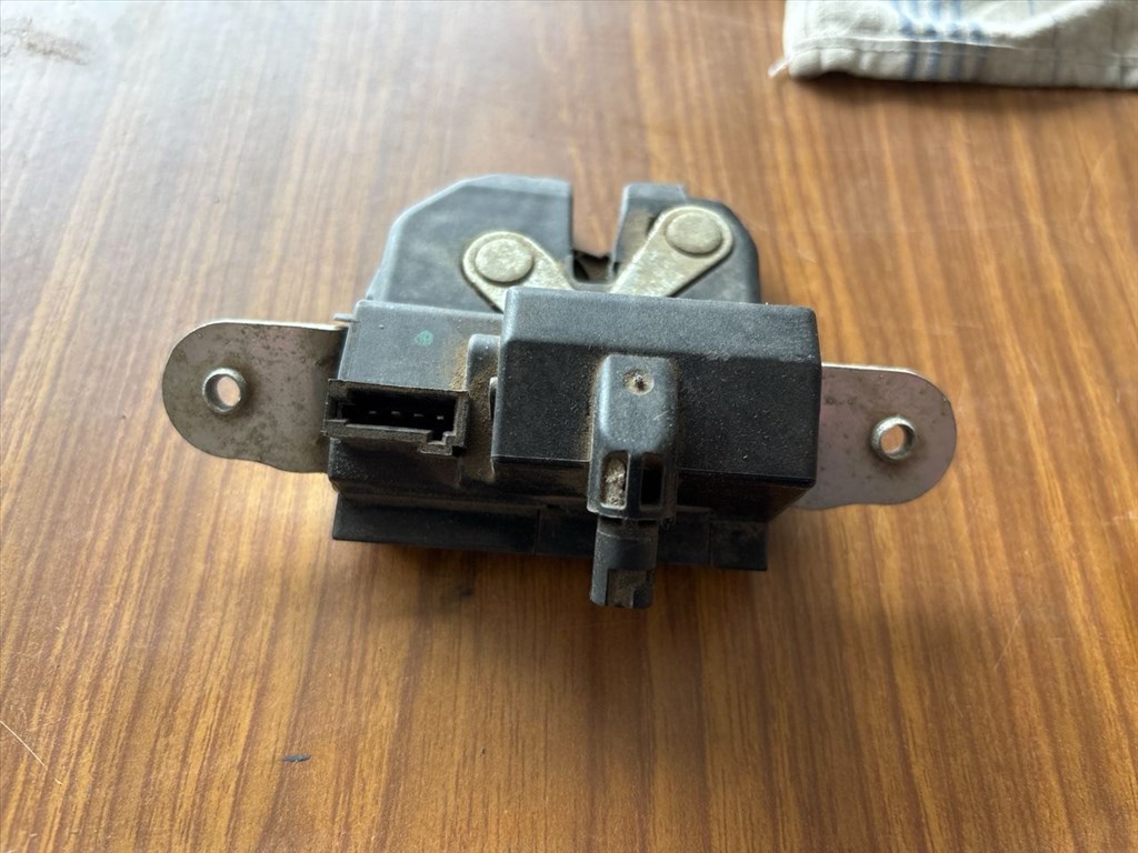 Opel Corsa E Csomagtérajtó Zárszerkezet 9562 , 39021416 1. kép